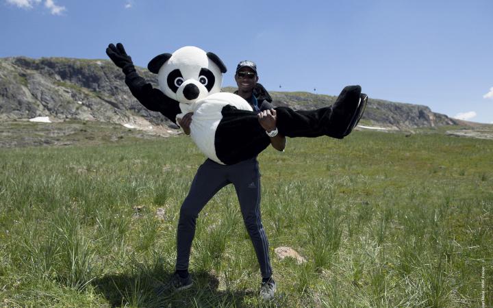 Le Panda, mascotte du Pandathlon, dans les bras d'un pandathlète pendant la course d'orientation à l'Alpe d'Huez (France)