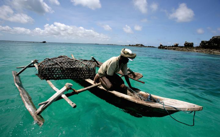 Un pêcheur dans la réserve marine de l'île Mafia (Tanzanie)